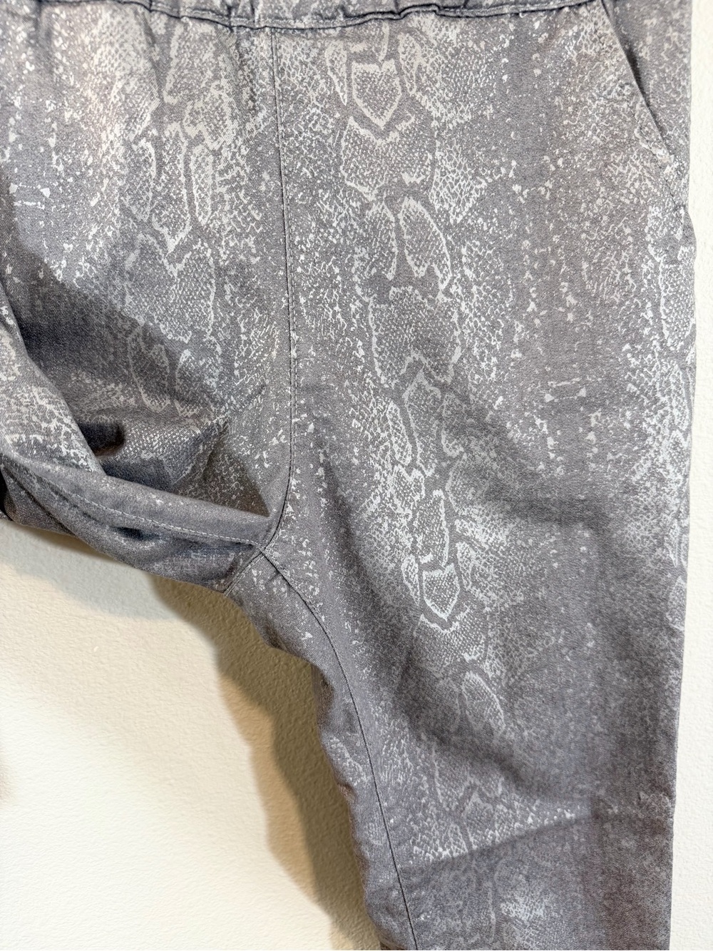 Bevy Flog Metallic Gray Snake Print Pull On Pants Size 30 Stretch Waist Designer - Picture 7 of 10